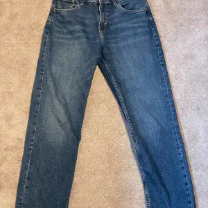 Helt nya Jeans från h&m. Säljer pga stolrleks fel. Storlek 152. Hör av er efter det minsta intresse! SKICKA SNABBT✅