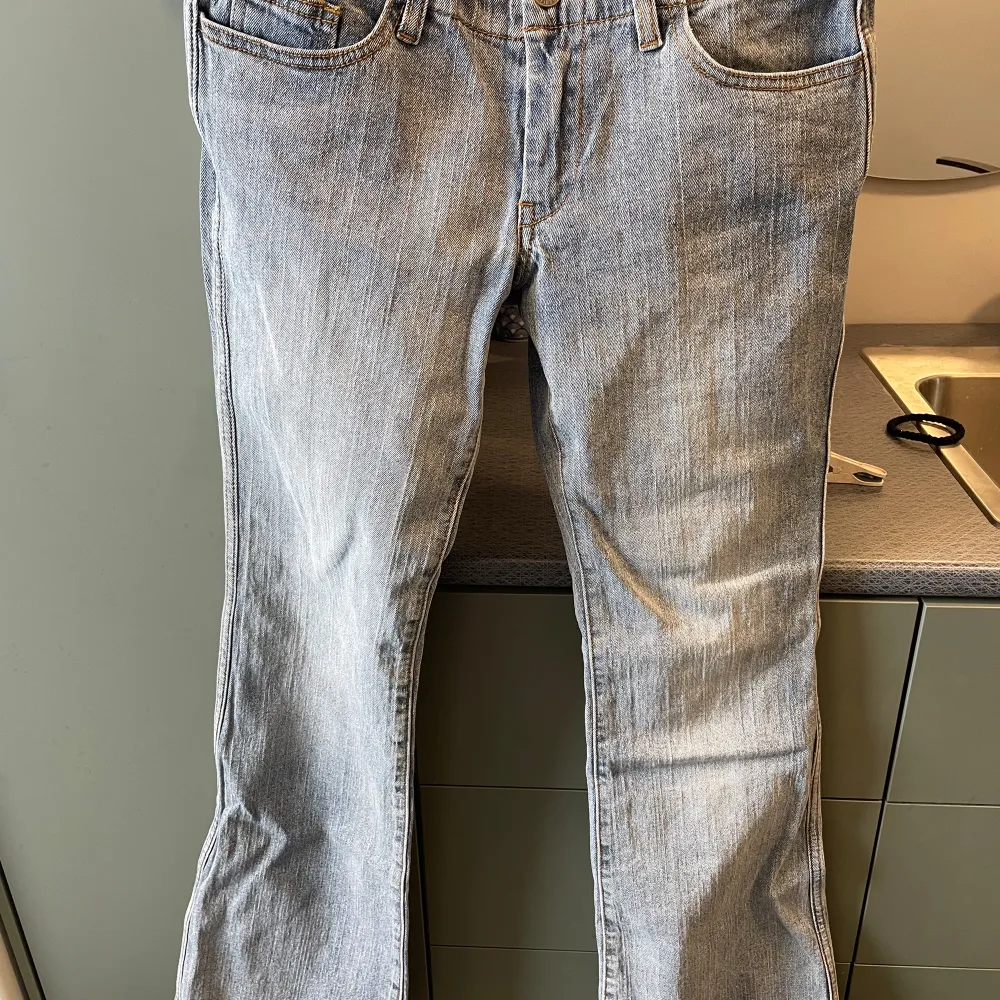 Hej! Säljer dessa jeans som är från brandy Melville, de är aldrig använda för dem är helt nya💗  (Skriv för fler bilder eller mått ifall det behövs de heter Eleonor jeans ifall man vill se original priset) OBS: tryck inte på ”köp nu” fråga innan helst. Jeans & Byxor.