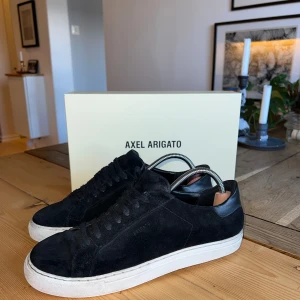 Axel arigato skor - Säljer mina arigato skor i storlek 43.  Skulle säga att skicket är runt 7,5/10  Lite slitningar här och där men ingen tydlig defekt. Fortfarande mycket att ge   Nypris 2400 Mitt pris 1100 Skobox ingår 