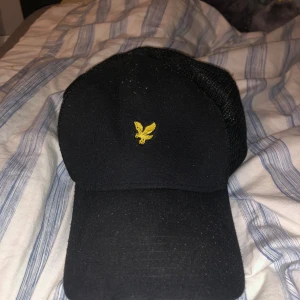 Lyle and scott keps  - Jag säljer nu denna keps pågrund av att jag aldrig använder den, det är en liten knapp som har lossnat där bak men annars 10/10 den är perfekt till sommaren hör av er om ni vill se knappen som har lossnat