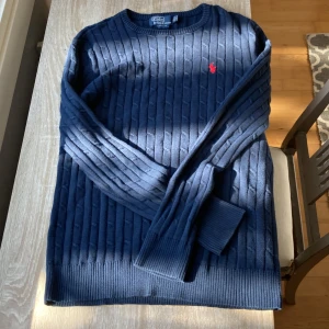 Stickad raulph lauren sweatshirt  - Stickad polo sweatshirt ~|~ Storlek XL ~|~ 100% bomull ~|~ Skick: 8/10 ~|~ Nypris= 2500, mitt pris 400 ~|~ PAKETPRIS‼️ Både blåa och vita för 650 ~|~Skriv vid minsta lilla fundering 