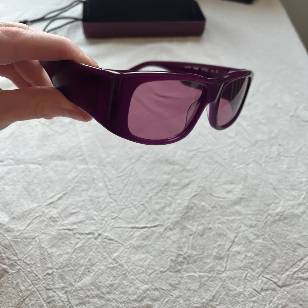 CHIMI Lilith sunglasses in colour “wine”. Perfect condition, hardly worn. Comes with soft pouch & hard CHIMI case in the limited wine colour . Övrigt.