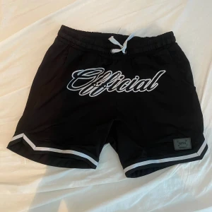 Svarta shorts  - Är inte min stil längre är fortfarande i bra skick är lite korta i längden 