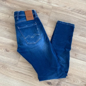 Replay anbass - Tjena säljer nu mina Replay Hyperflex jeans i storlek 30. Skicket är mycket bra och dom är knappt använda.