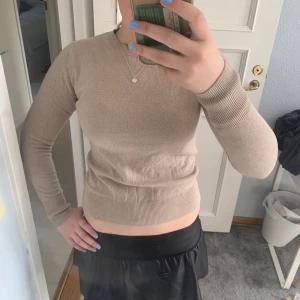 Uniqlo charsmire tröja  - Fin uniqlo charsmire tröja i bra skick och pris kan diskuteras 