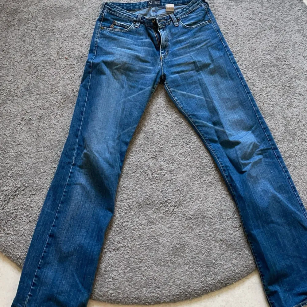 Supercoola jeans med tryck på fickorna, säljer pga inte min stil längre❤️. Jeans & Byxor.