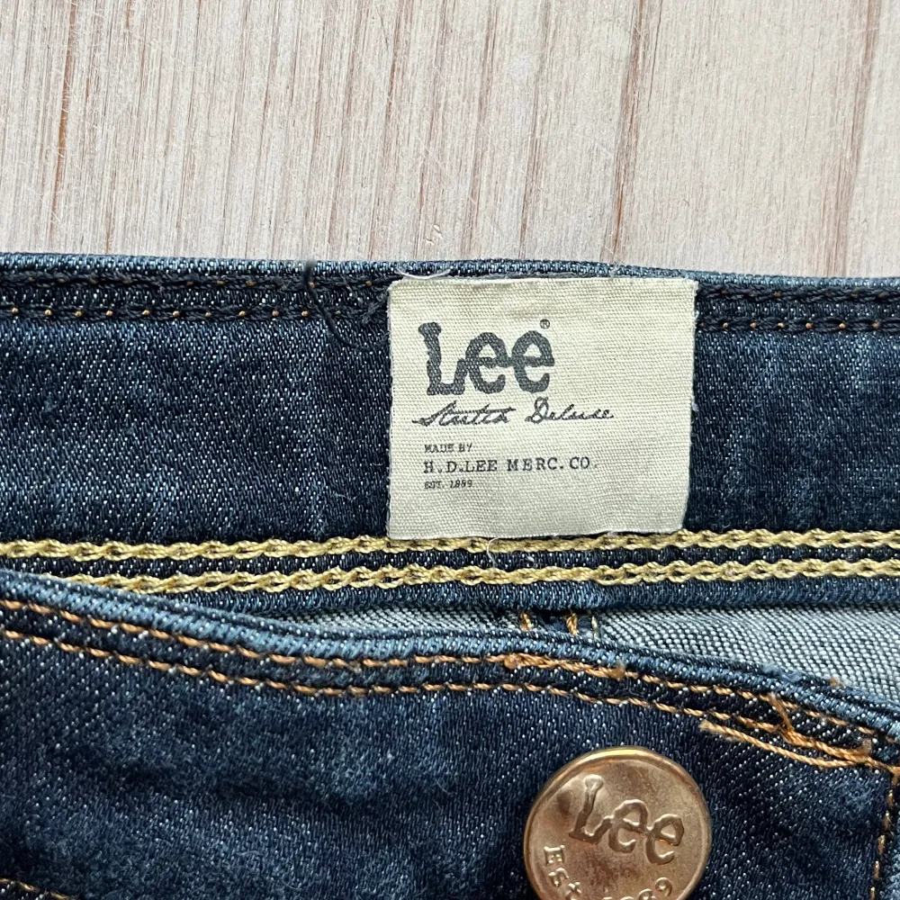 Lågmidjade uppvikta jeansshorts från Lee som jag har klippt av ett par byxor. Kan inte hitta storlek men skulle säga XS/S och tvärs över midjan är det 33 cm +stretch. Har tyvärr inga bilder med dem på då de är försmå för mig. Använd gärna köp nu!. Shorts.