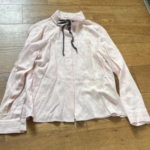 Söt skjorta - Skjorta med rosettknyte🩷