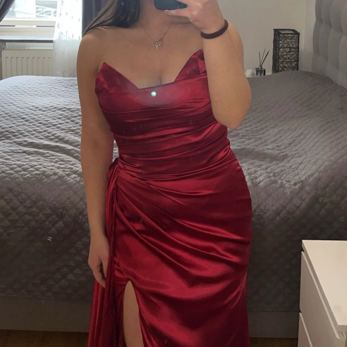 En vinröd balklänning