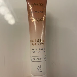 lumene natural glow - lumene skin tone perfector i färgen 2 perfect tan, knappt använd nypris ca 130kr💞