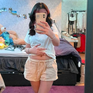 Beiga shorts  - Söta shorts som är för små för mig i midjan, har snörning i midjan💓 använd fåtal gånger  Tvätt: 40 grader Material: 60% bomull 40% polyester 