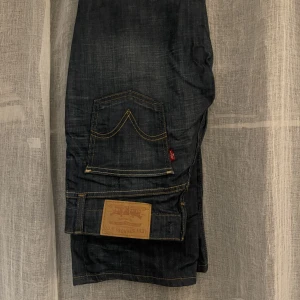 Levi’s jeans - Säljer mina vintage levi’s jeans men låg midja och bootcut. Står ingen storlek i byxorna men uppskattar till 26 W/L23 (xs). 82cm (midjemått) x81cm (innerbensmått) . Bra skick! Kan mötas i stockholm eller frakta🙌🏻🙌🏻