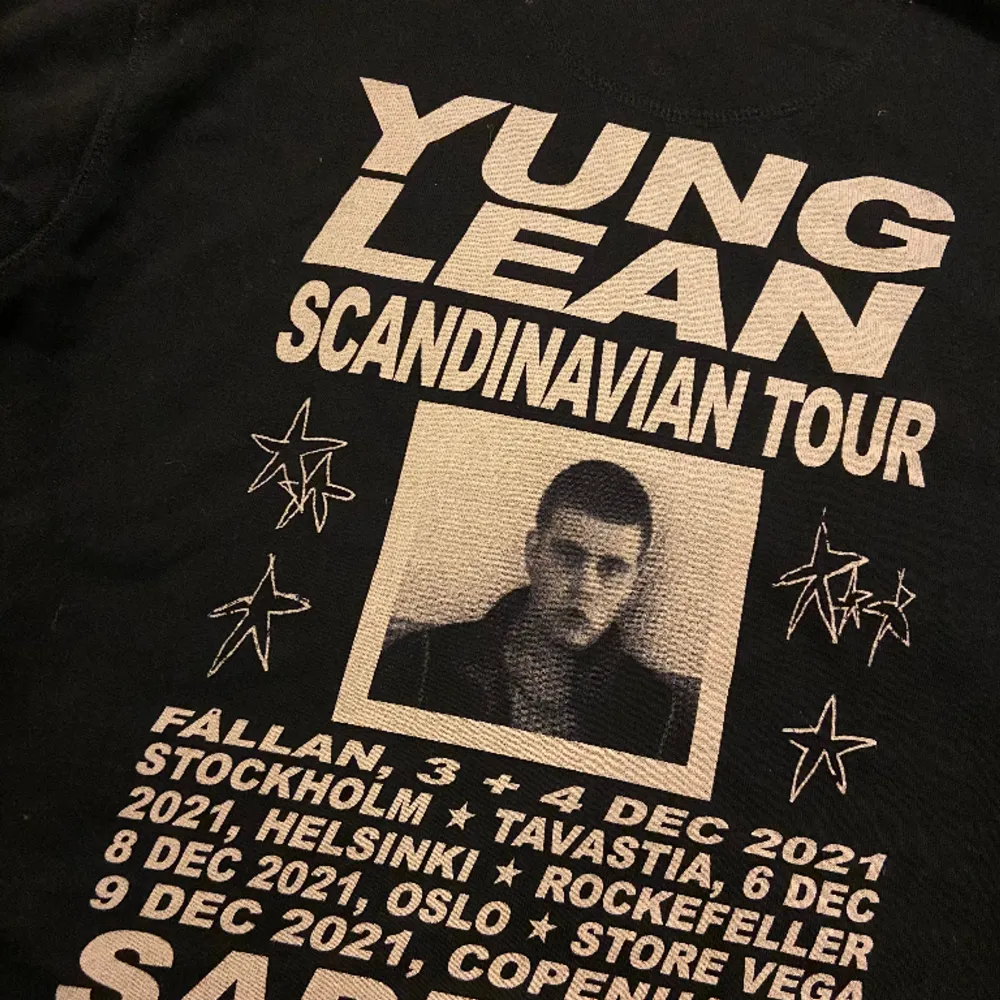 Yung Lean zip hoodie, köptes på hans konsert i Stockholm 2021. Väl använd men fortfarande mint condition. Alla stenar kvar och trycket är knappt blekt. Hoodies.