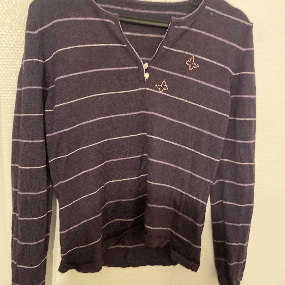 lila långärmad med rhinestone fjärlilar💜