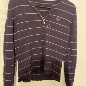 lila långärmad med rhinestone fjärlilar💜 - I bra skick, användt max två gånger. Fjärilarna är rhinestone och ljuslila🦋Ljuslila ränder också på tröjan. Materialet är mjukt men inte stretchight och den är ganska tunn. Men i jättebra skick👍💜