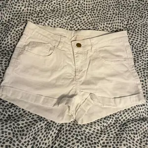 Vita shorts från H&M. Använda men i toppenskick. Storlek 158 men passar också XS.