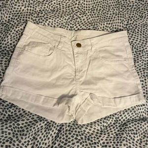 Shorts - Vita shorts från H&M. Använda men i toppenskick. Storlek 158 men passar också XS.