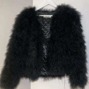 Fjäderjacka - Knappt använd fjäderjacka i strl s.  Kan sänka pris vid snabb affär 