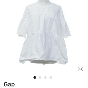 GAP blus - Jätte fin sommar blus som köptes på sellpy, fick hem den förra veckan och har inte använts. Säljer pågrund av att den inte är min stil!! ❤️