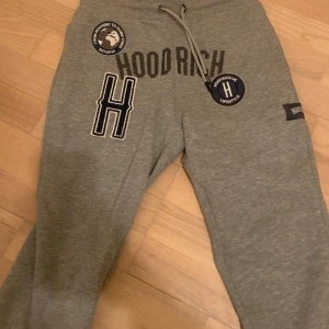 Hoodrich byxor  - Använd ett fåtal gånger  Nyskick  Kan förhandlas vi snabb affär Storlek xs  Kontakta vid frågor (: