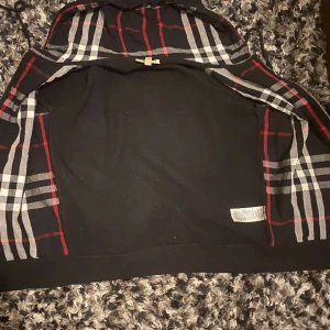Burberry kofta - Storlek M  Priset går och diskutera vid snabb affär