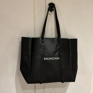 Tote bag Balenciaga  - Balenciaga  Helt ny stor handväska.  Spegel medföljer. BB tag invändigt.   Pu läder, inköpt utomlands.  Imitation   Kan skicka fler bilder om så önskas.   Pris är förhandlingsbart 