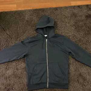 Weekday Standard Midweight Zip Hoodie Dark Azure  - Weekday zip hoodie blå. Helt oanvänd, endast testad. Storlek S men den är oversized så passar även M. 
