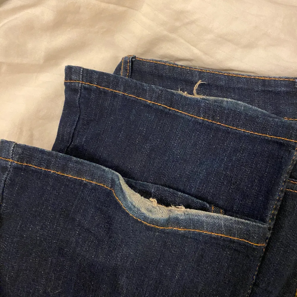 snygga jeans i den perfekta blåa färgen. liten defekt bak på båda benen. långa på mig som är ungefär 170. Jeans & Byxor.
