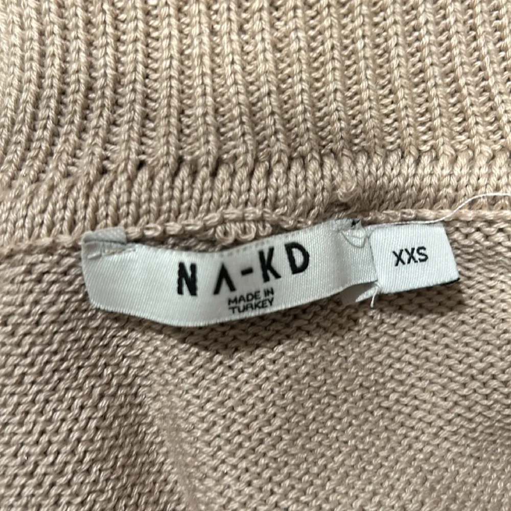 En stickad tröja från NA-KD i mycket fint skick. Köpte förra året men har inte haft någon användning av den. Den är i strl xxs och är en lite kortare modell.  FRAKT TILLKOMMER!  Skickar ENDAST med postens blåa påsar. . Stickat.