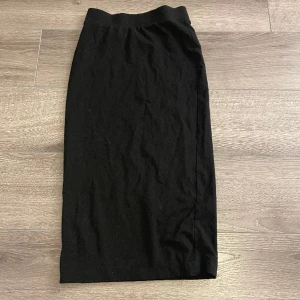 Långkjol H&M - Svart långkjol från H&M i nyskick  Strechigt och luftigt material  Storlek XS