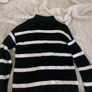 Randig stickad tröja - Stickad tröja från vila i stl S! Nyskick, köpt för ca 400kr💖