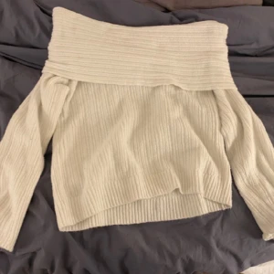 Off shoulder tröja  - Så fin tröja från Nelly! Finns inte längre att köpa på deras sida. Aldrig använd då den är för stor för mig💞står M men jag skulle mer säga att den passar L❤️priset kan diskuteras