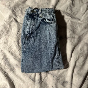 Jeans med hål  - En favorit enligt mig. Säljer pågrund av att jag inte använder dem så mycket längre.