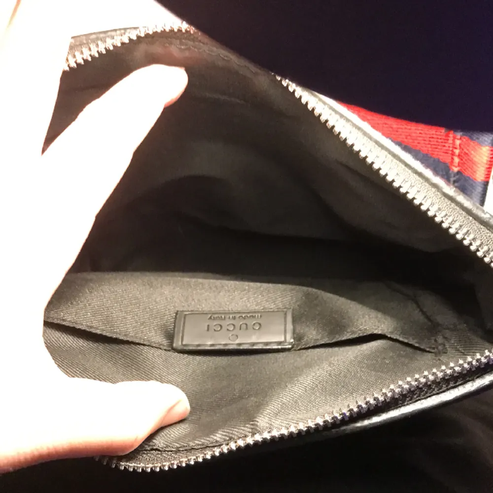 Säljer helt ny Gucci väska 1:1 inget fel med den om du undrar nånting är det bara att fråga säljer för jag inte använder längre. Väskor.