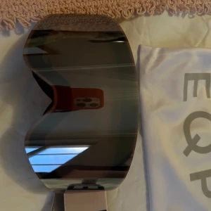 Skidglasögon  - Säljer ett par helt nya skidglasögon, köpta från EQPE!  Kommer med lappar och all förpackning, säljer då jag fick hem fel stolek och inte kunnat göra en retur! 