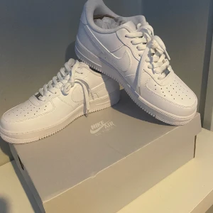 Helt nya airforce 1  - Säljer mina helt oanvända airforce 1. Fick dom i julklapp men dom va för små. Kan tänka mig gå ner i pris vid snabb affär