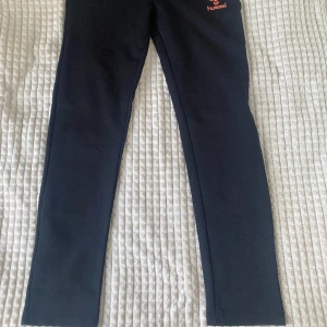 byxor - säljer dessa mjukisbyxor från hummel, dem är i bra skick. dessa mjukisbyxor är ganska raka i passform där nere 