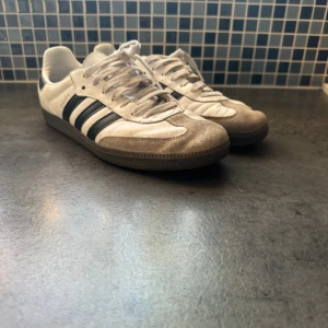 Adidas Sambas - Säljer dessa då de inte kommer till användning. Riktigt najs sko!