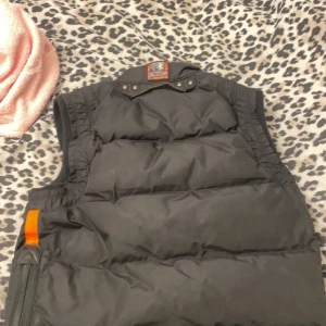 PJS Väst - En parajumper höst väst, använt i cirka 2 år, finns ej skador, säljer denna varan pga att jag fick en ny väst, den är orginal och är köpt i sverige. 3 tusen fast priset kan diskuteras vid snabbäffär. Möts i Upplands Väsby