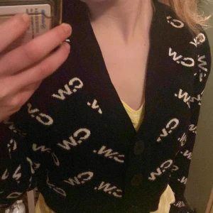 Svart croppad kofta med vitt mönster - En jättesnygg svart kofta med ”C.W.” Märke över hela! (Bilder va fruktansvärd förlåt, går att fixa fler!)