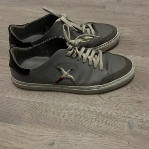 Axel arigato skor - Hej säljer mina arigato skor pga använder de ej längre  Dem är i storlek 46