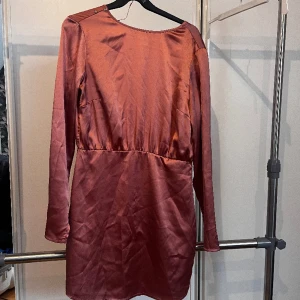 Superfin klänning- öppen rygg  - Superfin klänning- öppen rygg 