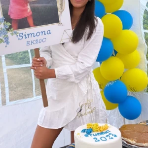 Studentklänning - Vit klänning i linne som jag använde några enstaka timmar på min mottagning. Den är som ny helt enkelt.  