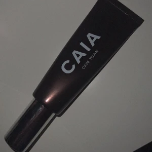 caia liquid bronzer! - köpt för 300kr, ganska oanvänd! jättefin ❤️