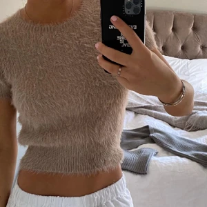 Stickad  Zara T-shirt  - Säljer denna typ stickade fluffiga t-shirten då den inte användning💕 Endast använd en gång så väldigt bra skick!😇 Den första bilden är lånad💓 Den är i storlek M men ganska liten i storlek så passar mer S😊