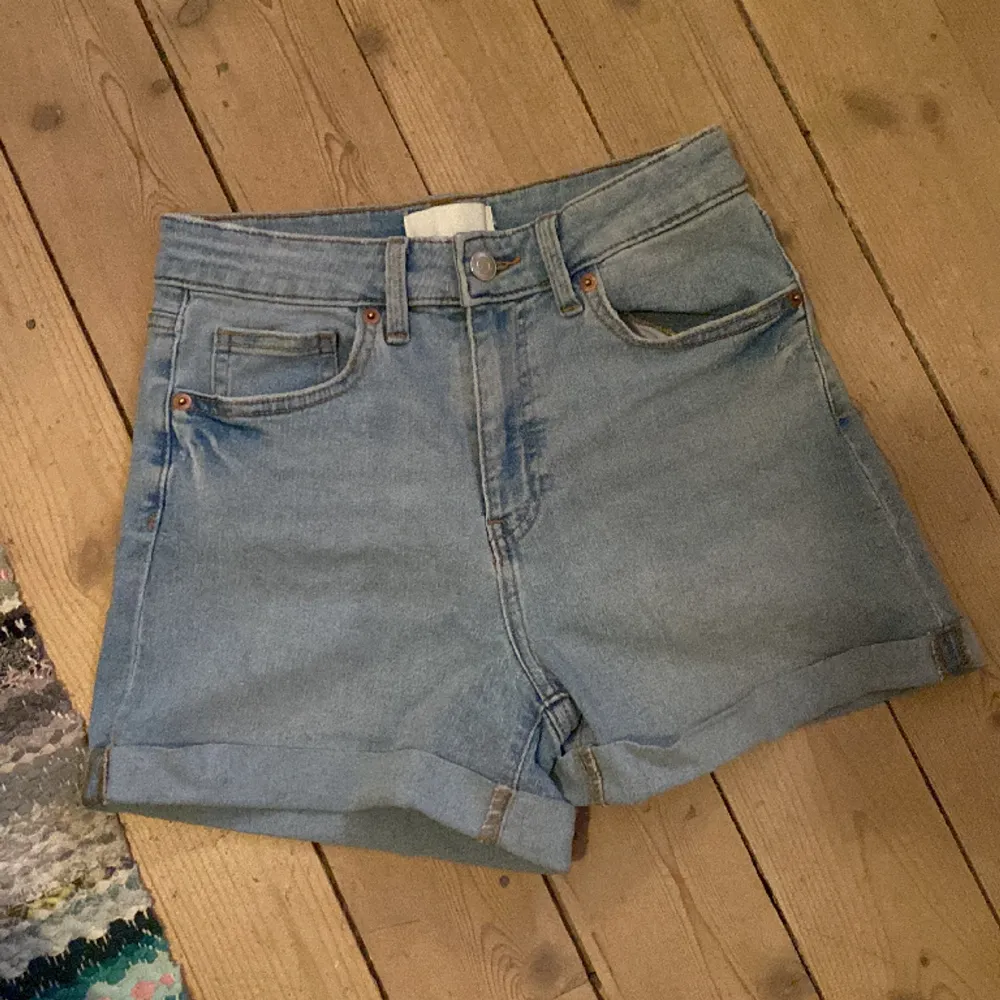 Super shorts med super kvalitet som blir perfekta till sommaren😍  Storlek: EUR 36, US 4, CA 4, MX 4, CN 165/68A. Shorts.