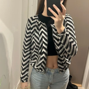 Kofta - En svartvit mönstrad kofta från Gina Tricot. I fint skick! 