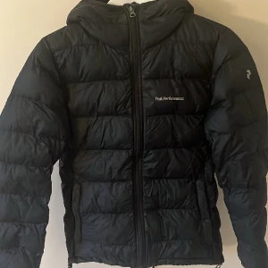 Peak performance jacka  - Säljer nu min peak performance jacka💕storlek S och endast använd 1 höst/vinter! Nästintill helt nyskick, knappt någon anmärkning på jackan! Nypris var ungefär 2500kr och säljer för 700kr! Hör av dig för fler bilder💕💕