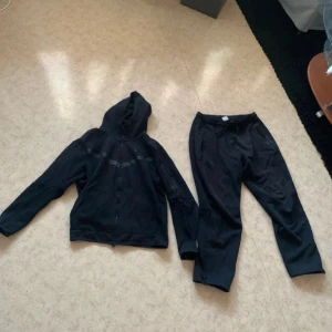 Nike tech  - Tja! Säljer ett annat set här av Nike tech, den är använd men välomhändertagen. Det enda som är de är att på byxorna så är det lite ljusare på överdelen vet inte riktigt vart de kommer ifrån men annars är setet jätte fint!