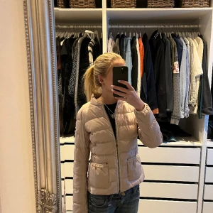 Odd Molly jacka - Skitsnygg vårjacka från Odd Molly i beige hittar inte storleken men skulle säga s